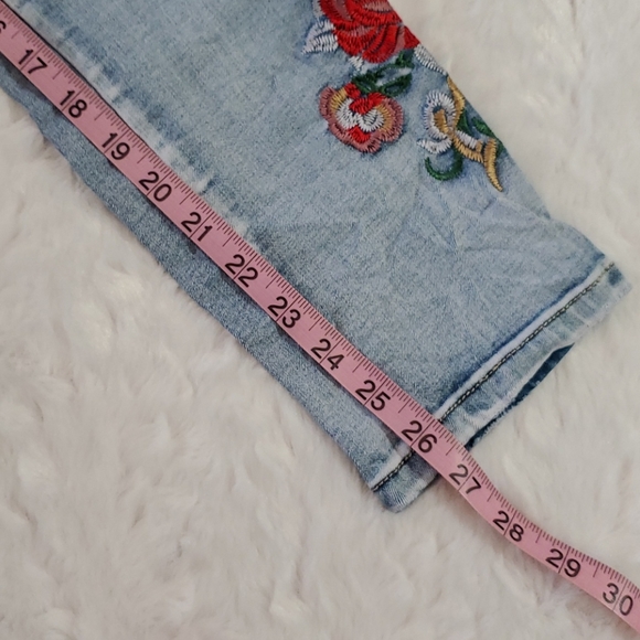 NEW PLAY•Rose embroidered distressed•nice fit•NWT•size 6 - Picture 6 of 15